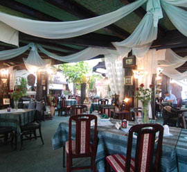 Restoran Kruna Vrnjačka Banja - Restoran sa brižljivo odabranim detaljima, ukrasnim cvećem, drvećem i fontanom.